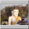Pyay - Blick von der Shwesandaw Pagode auf eine riesige Buddha Statue vor der Pagode