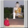 Pyay - Blick von der Shwesandaw Pagode auf eine riesige Buddha Statue vor der Pagode, ein junger Mönch