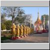 südlich von Pyay - Figuren vor der Myatman Pagode