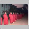 Bago - eine Prozession der Mönche in der Morgendämmerung