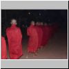 Bago - eine Prozession der Mönche in der Morgendämmerung