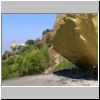 Kyaiktiyo - links hinten der Goldene Felsen, rechts ein vergoldeter Felsen