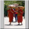 Kyaiktiyo - ausländische Mönche auf dem Weg zum Goldenen Felsen