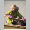 unterwegs zwischen Kyaiktiyo und Bago - eine Frau im schmalen Boot