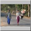 unterwegs von Bago nach Ngwe Saung - Frauen auf der Straße