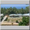 Ngwe Saung - Blick von einem Hügel auf das Yuzana Resort Hotel und den Golf von Bengalen im Hintergrund