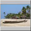 Ngwe Saung - ein Holzboot am Strand