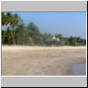 Ngwe Saung - Palmen und eine Felspagode am Strand