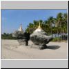 Ngwe Saung - Palmen und eine Felspagode am Strand