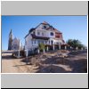 Lüderitz - die Felsenkirche und ein Wohnhaus im Kolonialstill