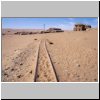 Kolmanskop - verlassene Häuser und im Sand vergrabene Bahngleise