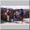 Unterwegs zwischen Hentjes Bay und Khorixas durch das Damaraland  - Bewohner einer Hütte am Straßenrand