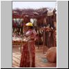 Unterwegs zwischen Hentjes Bay und Khorixas durch das Damaraland  - ein Souvenirstand und eine traditionell bekleidete Herero-Frau (am Ugab-Fluß)