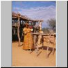 Unterwegs zwischen Hentjes Bay und Khorixas durch das Damaraland  - ein Souvenirstand und eine Herero-Frau mit Kind (am Ugab-Fluß)