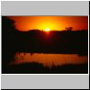 Namutoni Camp (Etosha N.P.) - Sonnenuntergang am Wasserloch vor dem Camp