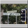 Windhoek - deutsche und englische Straßennamenschilder