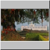 Lumbini - ein heiliger Bodhi-Baum und im Hintergrund der Maya Devi Tempel (Geburtsort Buddhas)