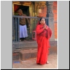 Tansen - ein Prister und eine Gläubige vor dem Amar Narayan Tempel
