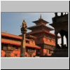 Patan - Königspalast am Durbar Square, vorne eine Säule mit der Garuda-Statue