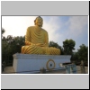 Shanti Ban Stupa bei Dhulikhel mit dem Goldenen Gautam Buddha