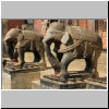 Changunarayan Tempel (UNESCO-Weltkulturerbe) - Elefanten vor einem der Eigänge