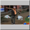 Bhaktapur - ein Mann in der in der Altstadt