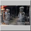 Bhaktapur - zwei Wächterfiguren von dem Dattatreya-Tempel