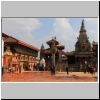 Bhaktapur - Durbar Square; von links: Goldenes Tor, 55-Fenster-Palast, Siddhi Lakshmi Tempel (grauer Turm ganz hinten), davor Chyasilin Mandap Pavillon, und davor Säule mit dem König Bhupatindra Malla, rechts Vatsala Durga Tempel (total zerstört durch das Erdbeben vom 25.04.2015)