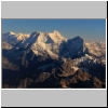 Himalaya-Rundflug - verschneite Gipfel, im Zentrum Melungtse (7.181 m)