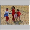 Kinder auf einem Feld bei Khokana