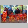 auf dem Weg zum Dakshin Kali-Tempel - Verkaufsstände von Blumen zum Opfern
