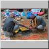 am Dakshin Kali-Tempel - Männer schmücken mit Farben ein Relief