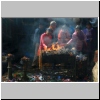 Verbrennung von Opfergaben am Dakshin Kali-Tempel