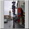 Ushuaia (Feuerland) - Welt-Wegweiser an der Hauptgeschäftsstraße Av. San Martin, hinten die Salesianerkirche Nuestra Se�ora de la Merced