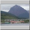 Ushuaia (Feuerland) - Blick auf die Stadt und den Hausberg Mount Olivia vom Beagle-Kanal aus