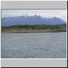 Feuerland - Blick vom Beagle-Kanal aus auf die Inselküste östlich von Ushuaia