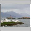 Feuerland - felsige Inseln im Beagle-Kanal östlich von Ushuaia, hinten das Leuchtturm Les Eclaireurs