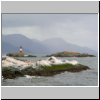 Feuerland - felsige Inseln im Beagle-Kanal östlich von Ushuaia, hinten das Leuchtturm Les Eclaireurs