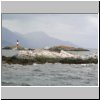 Feuerland - felsige Inseln im Beagle-Kanal östlich von Ushuaia, hinten das Leuchtturm Les Eclaireurs