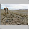 patagonische Steppe bei Tres Lagos, Wegweiser zu einer 107 km entfernten Estancia