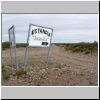 unterwegs durch die patagonische Steppe nach Norden, ein Wegweiser zu einer Estancia