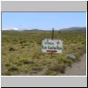 Patagonien - unterwegs auf der Route Nr. 55 zur chilenischen Grenze, im Hintergrund die Andenkette, vorne ein Wegweiser zu einer Estancia