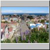 Punta Arenas - Blick vom Platz Cerro de la Cruz auf die Stadt und die Magellanstraße im Hintergrund