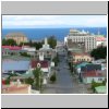 Punta Arenas - Blick vom Platz Cerro de la Cruz auf die Stadt und die Magellanstraße sowie Feuerland im Hintergrund