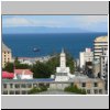 Punta Arenas - Blick vom Platz Cerro de la Cruz auf die Stadt und die Magellanstraße sowie Feuerland im Hintergrund