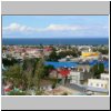 Punta Arenas - Blick vom Platz Cerro de la Cruz auf die Stadt und die Magellanstraße im Hintergrund