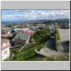 Punta Arenas - Blick vom Platz Cerro de la Cruz auf die Stadt und die Magellanstraße im Hintergrund