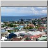 Punta Arenas - Blick vom Platz Cerro de la Cruz auf die Stadt und die Magellanstraße im Hintergrund