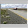 Straße durch patagonische Landschaft nach Norden Richtung Puerto Natales