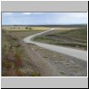 Straße durch patagonische Landschaft nach Norden Richtung Puerto Natales